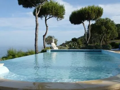 Piscine sans autorisation administrative (permis de construire, déclaration préalable)